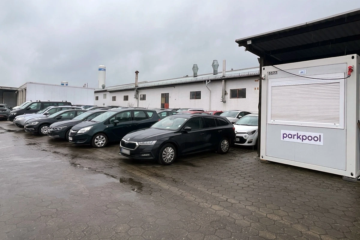 Parkpool Hamburg - Autos auf dem Parkplatz neben der Verwaltung