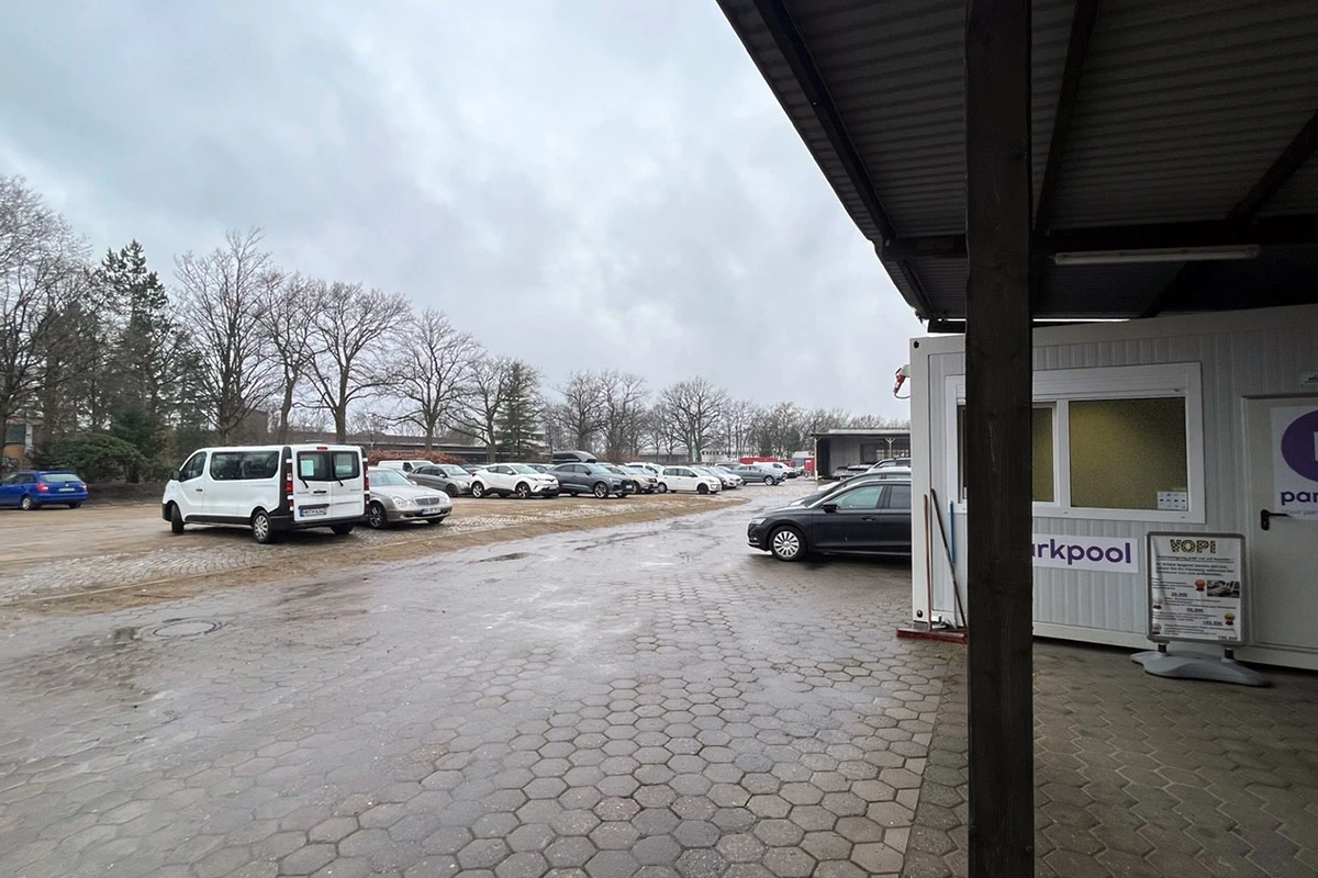 Parkpool Hamburg - Autos auf dem Parkplatz neben der Verwaltung