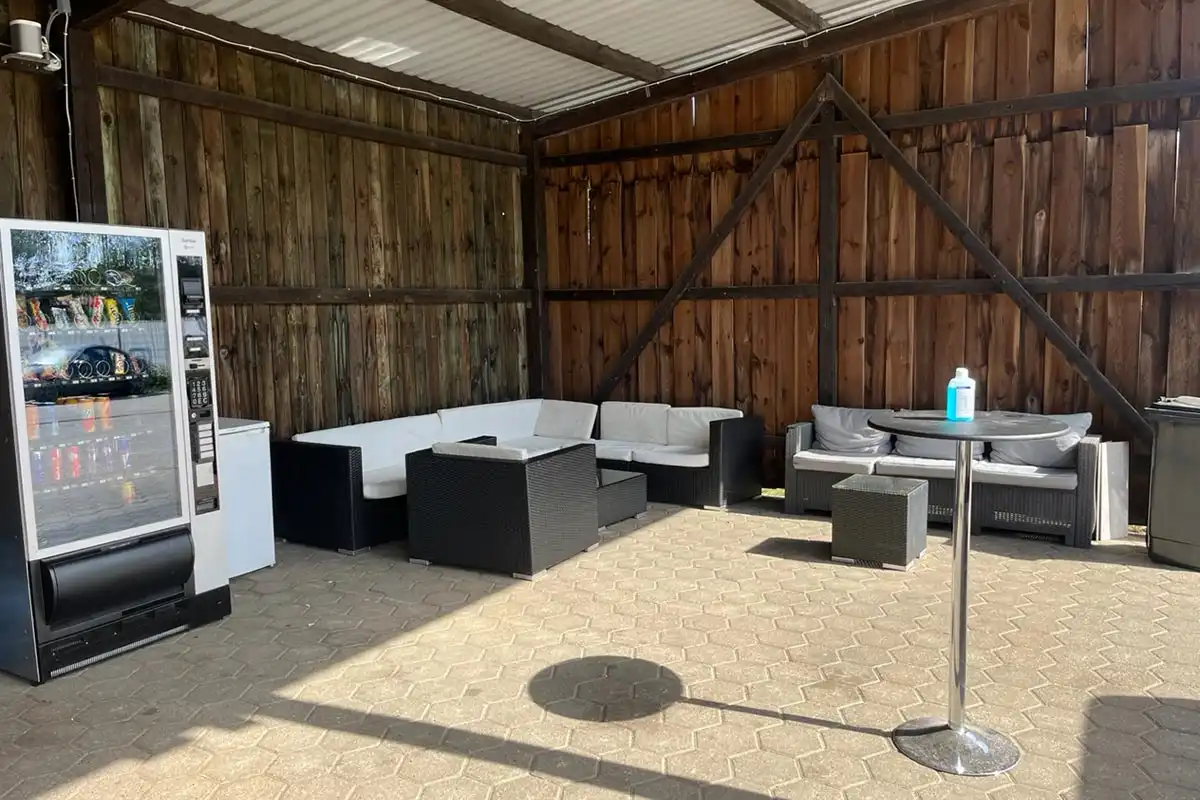 Parkpool Hamburg - Parken am Flughafen Hamburg - Wartebereich mit Sitzgelegenheiten und Snackautomat