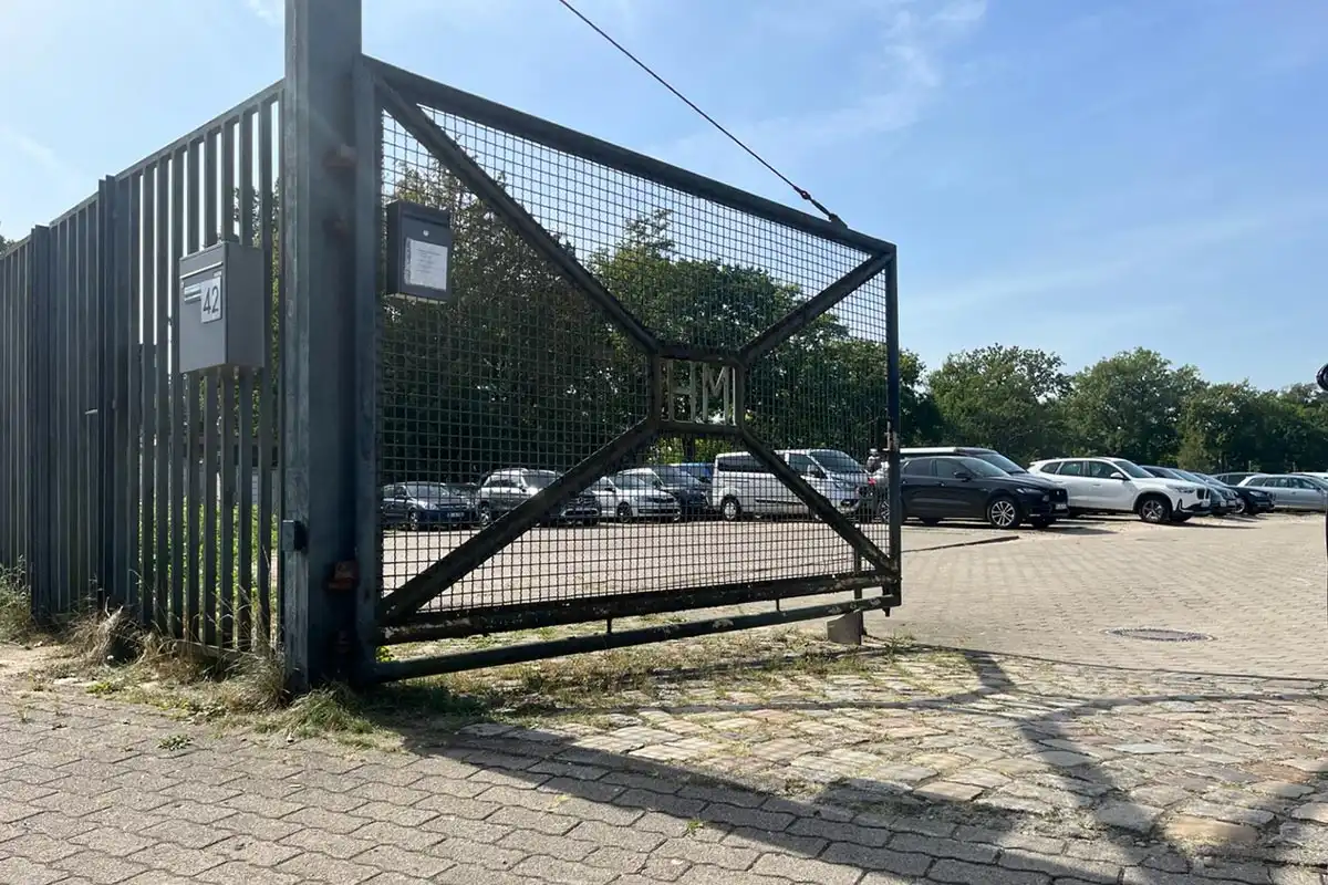 Parkpool Hamburg - Parken am Flughafen Hamburg - Parkflächen mit Zaun und Fahrzeugen
