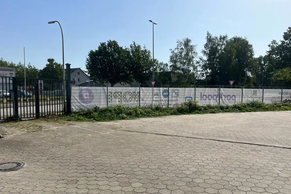 Parkpool Hamburg - Parken am Flughafen Hamburg - Parkflächen mit Zaun